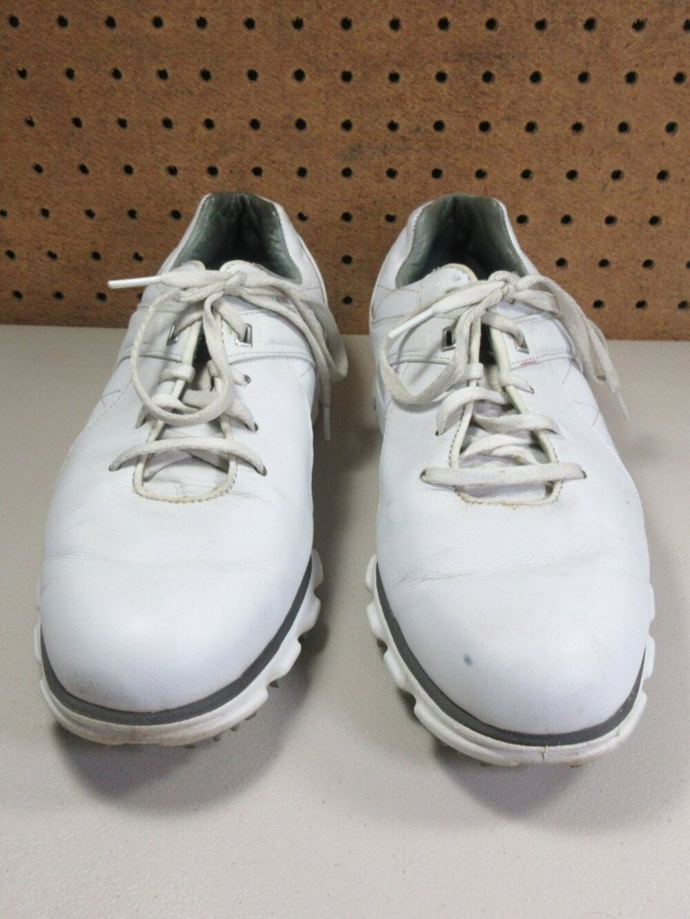 FootJoy mens white an gray Pro SL spikeless golf shoes 9 M 53579